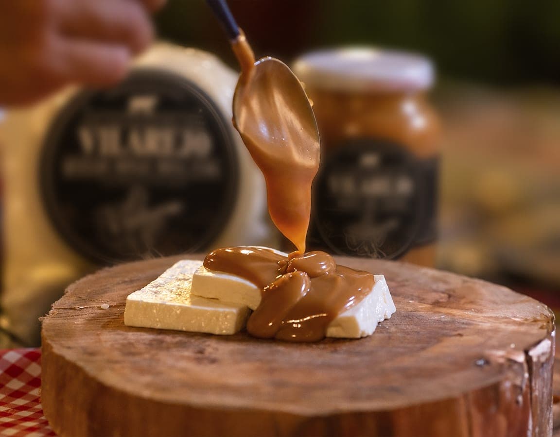 Doce de leite escorrendo sobre queijo