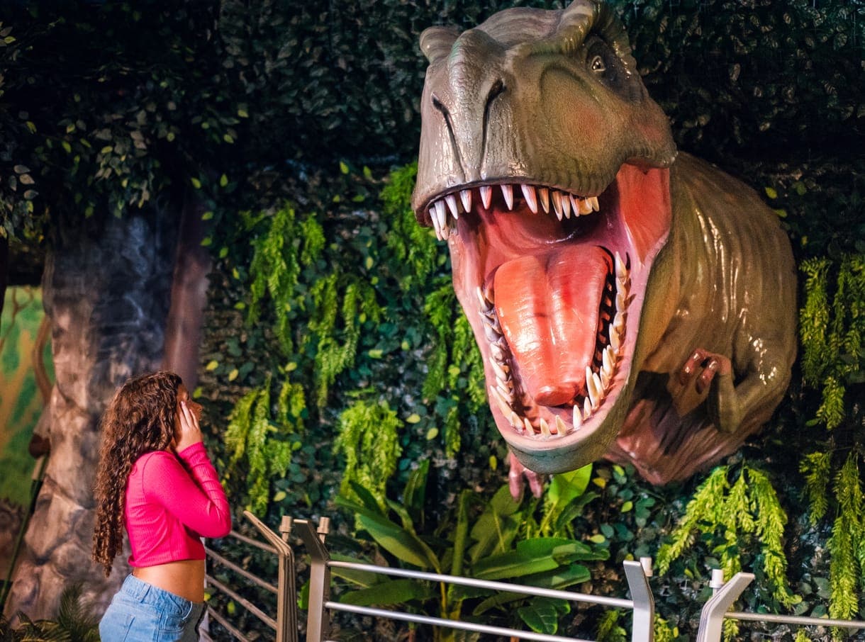 Escultura de tiranossauro no Vila Dino