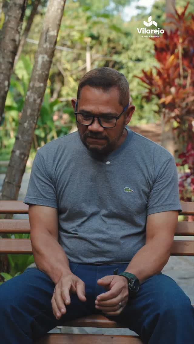 O cuidado começa muito antes de alguém perceber. Antônio Carlos, o Zigg, construiu sua trajetória no Vilarejo Fazenda Resort cuidando daq…