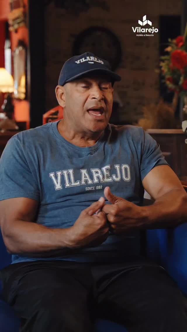 Roberto viu o Vilarejo mudar de tamanho sem mudar de essência. Ele acompanha as famílias que voltam, crianças que cresceram e hóspedes qu…