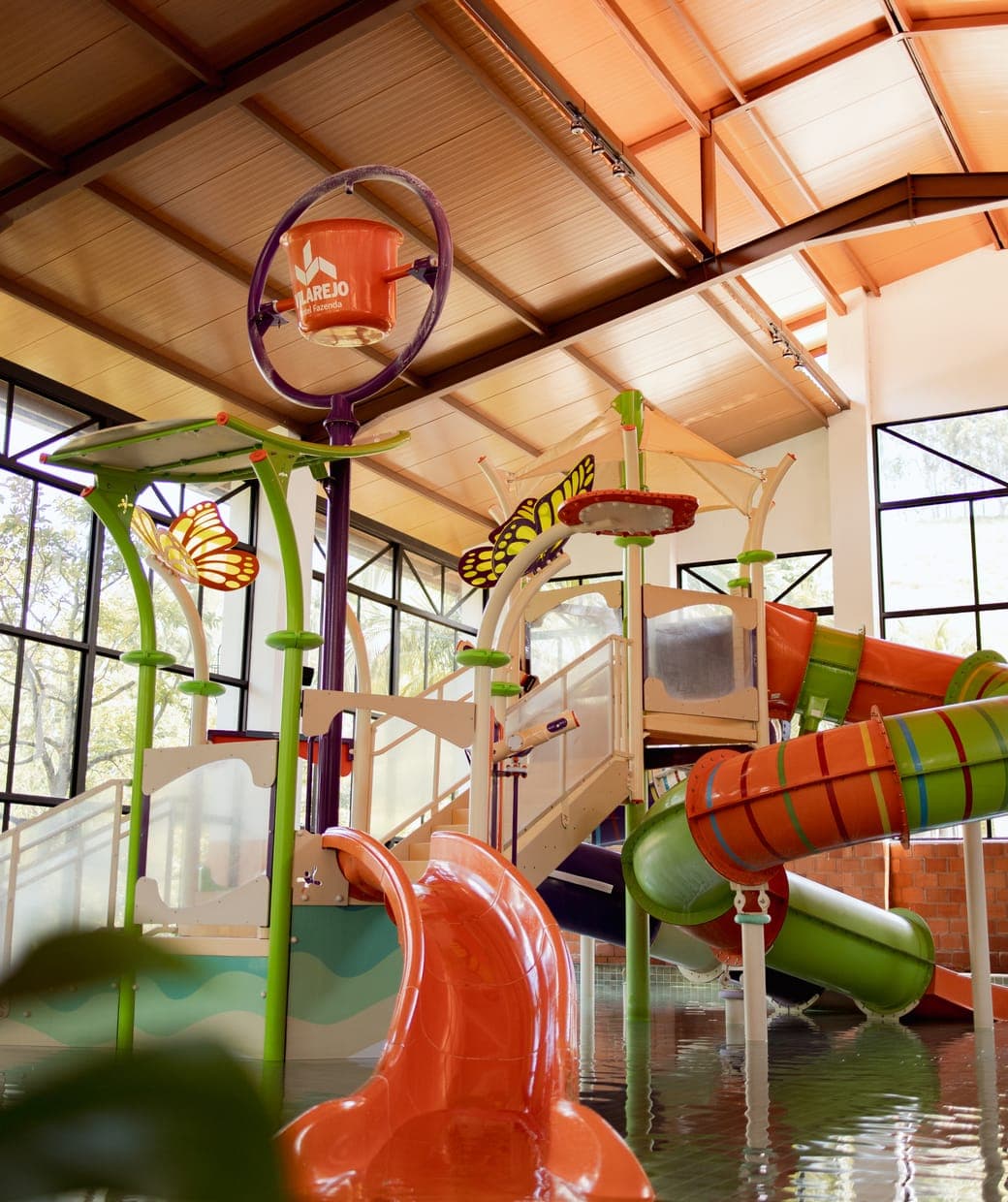 Brinquedos aquáticos e escorregador do Aqua Vila