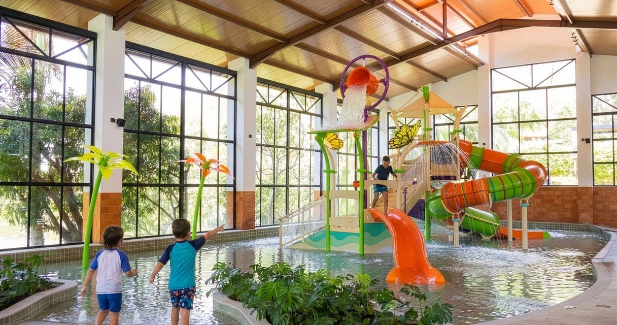 Crianças no parque aquático coberto
