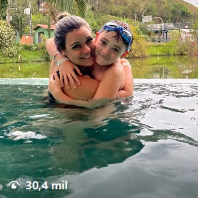 Mãe e filho na piscina — 30,4 mil visualizações